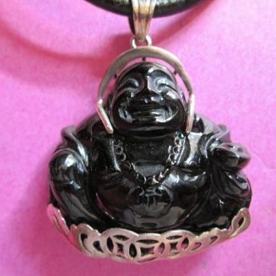 Vì sao nhiều người đeo dây chuyền mặt Phật?